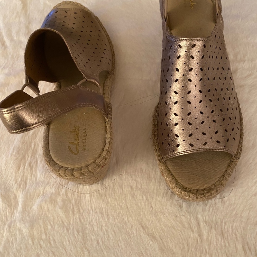 Gold leather wedge heeled espadrilles. - Picture 6 of 7